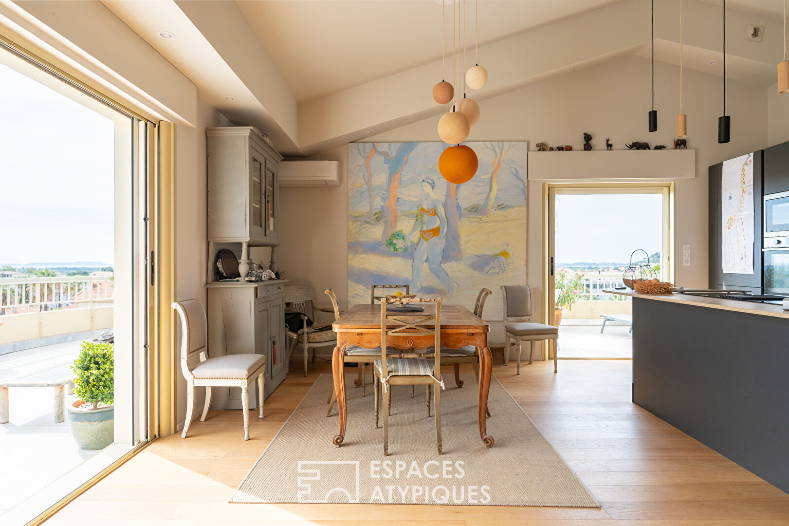 Top floor in the city center of Hyères with exceptional terrace and unobstructed view to the sea