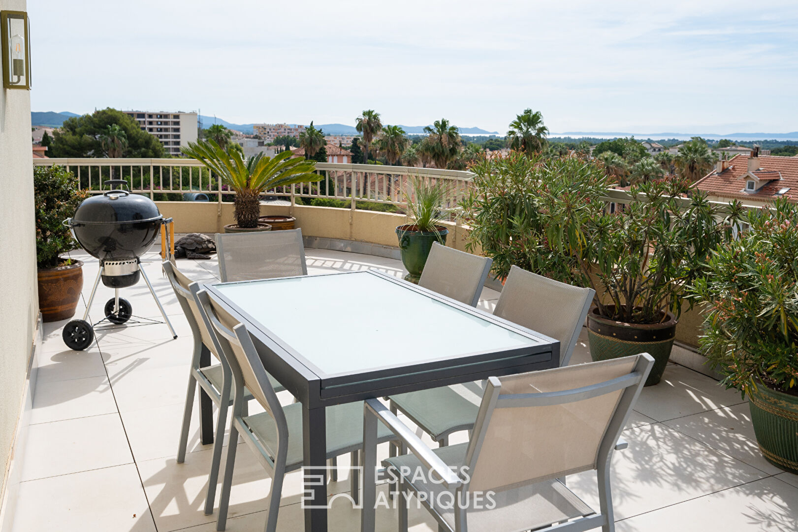 Top floor in the city center of Hyères with exceptional terrace and unobstructed view to the sea