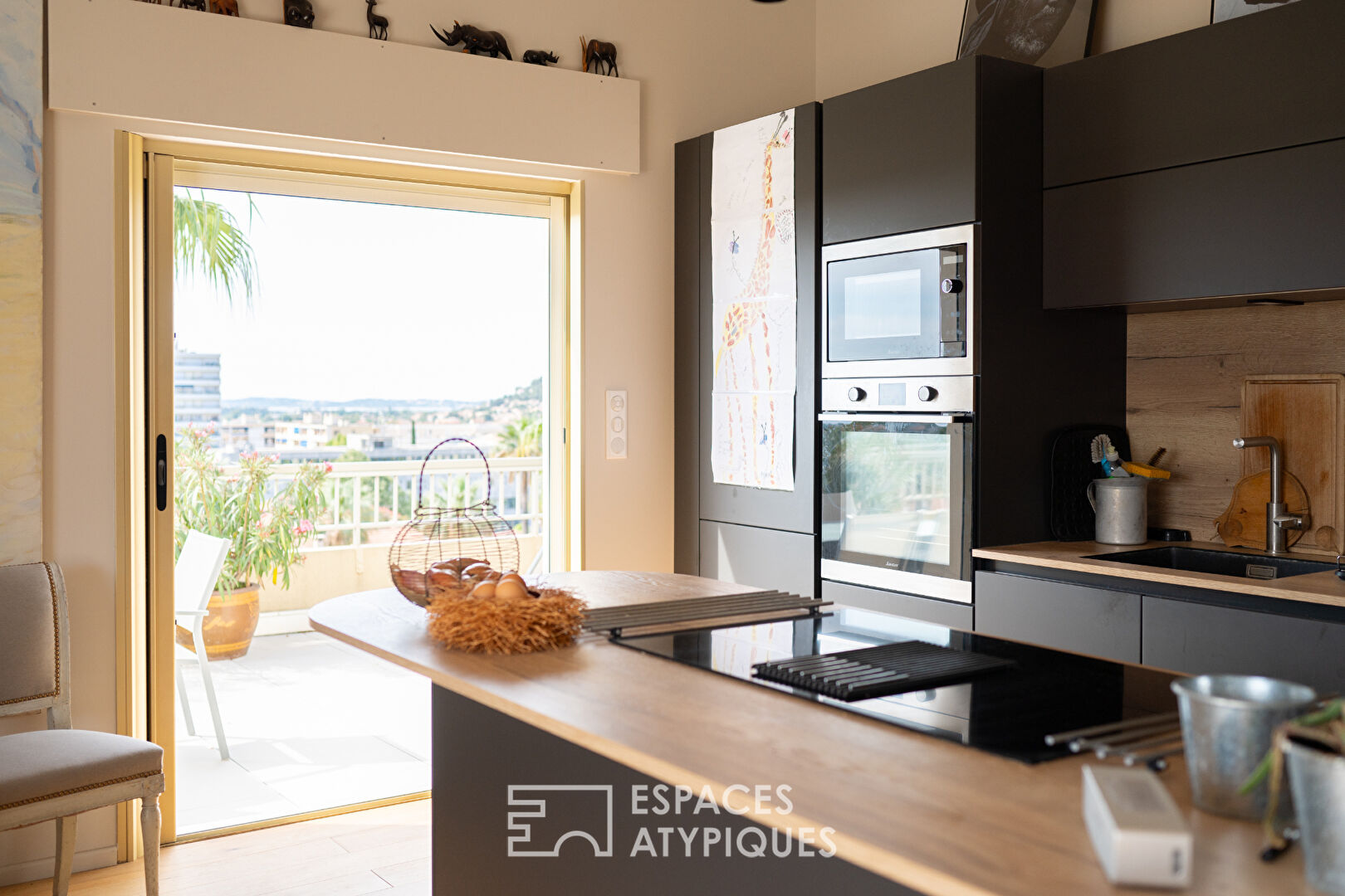 Top floor in the city center of Hyères with exceptional terrace and unobstructed view to the sea