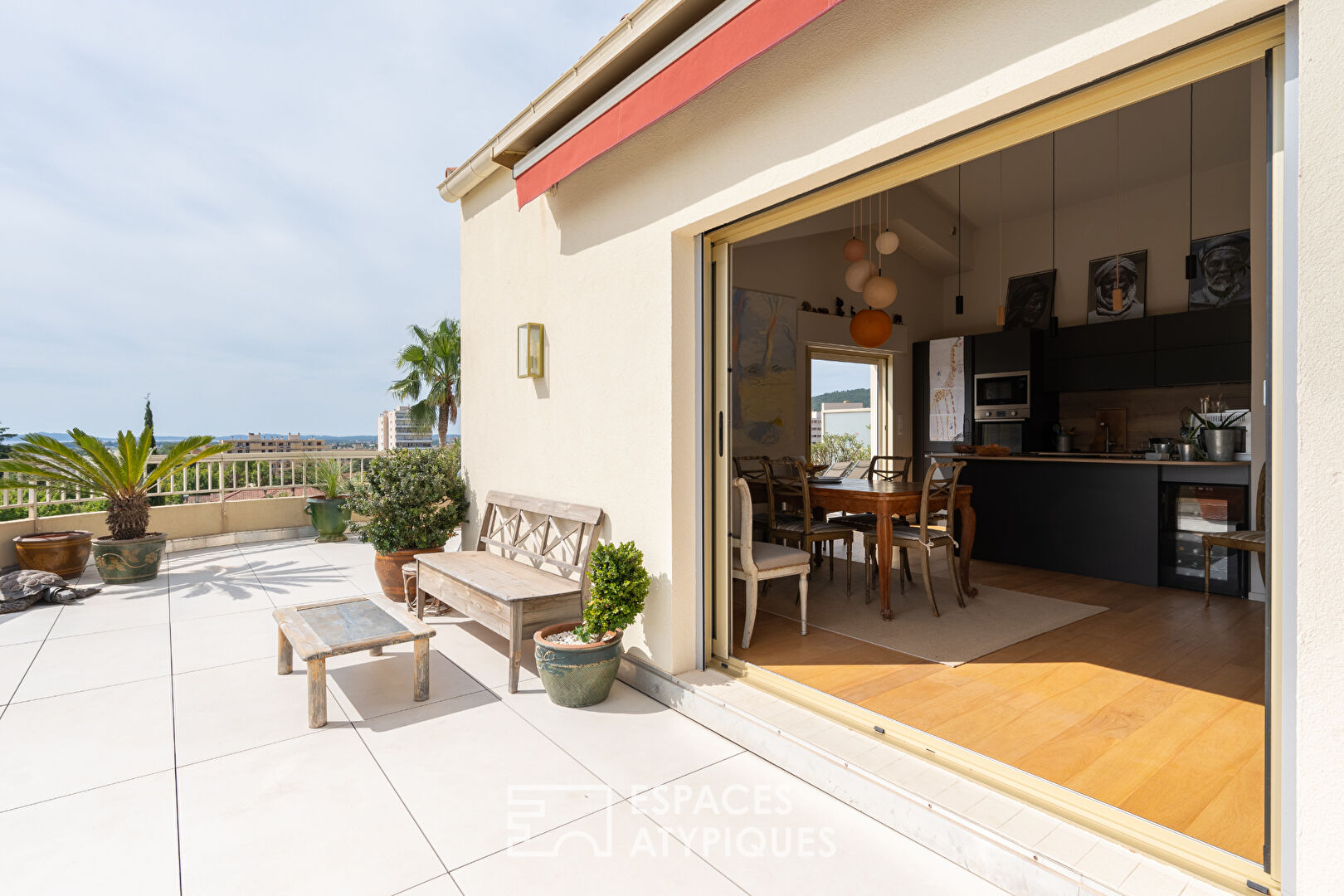 Dernier étage en centre ville d’Hyères avec terrasse exceptionnelle et vue dégagée jusqu’à la mer