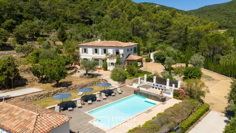 Provençal farmhouse in a wooded park with swimming pool