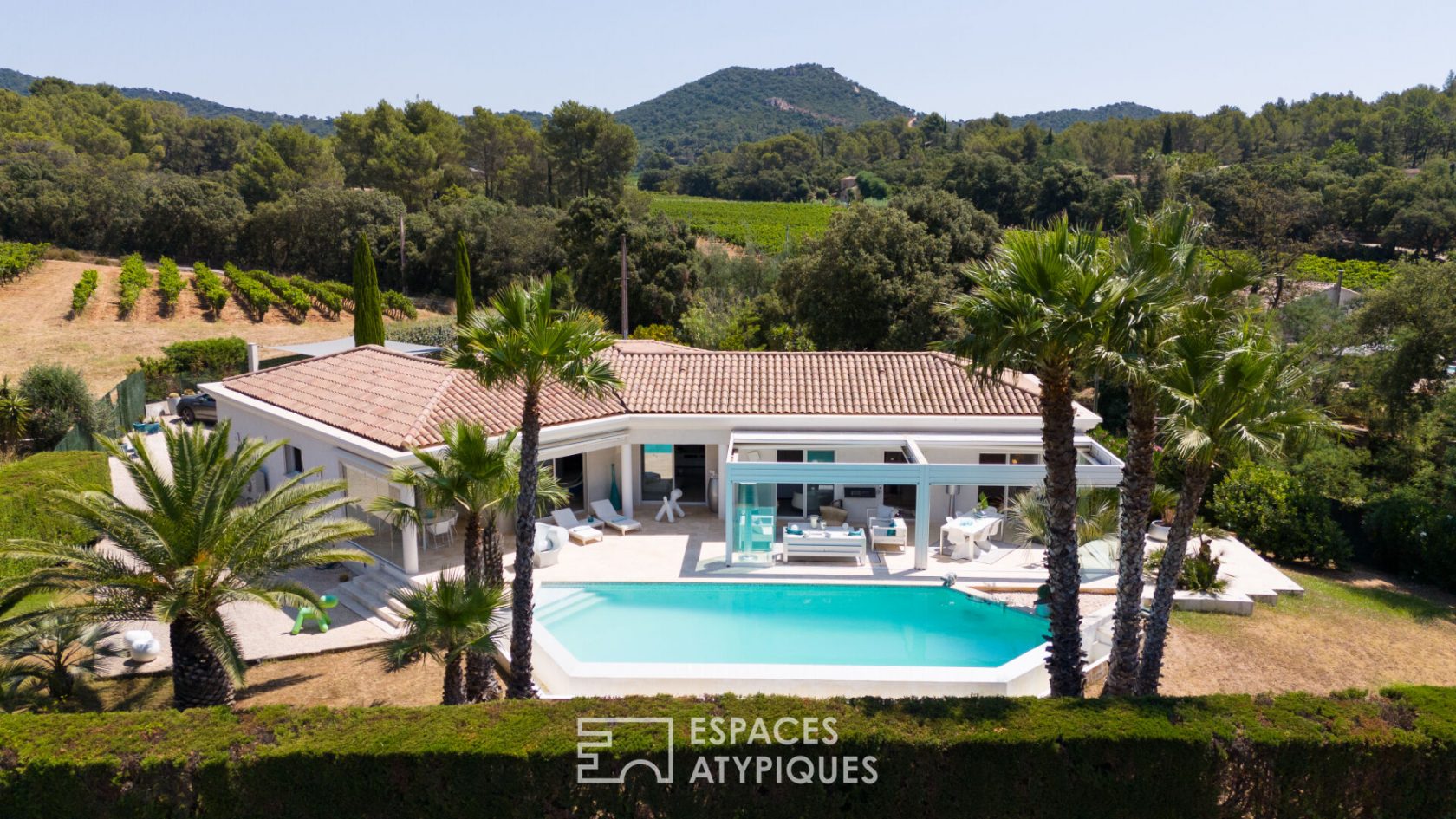 Luxurious villa in a calm and natural environment, 10 minutes from the beaches. La Londe les Maures