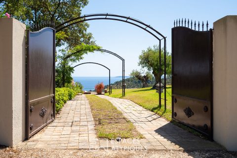 Villa d’architecte au Gaou-Bénat avec vue mer sur la baie