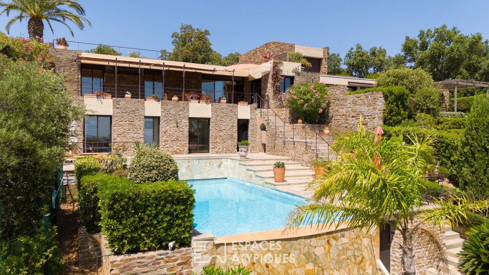 Villa d'architecte au Gaou-Bénat avec vue mer sur la baie