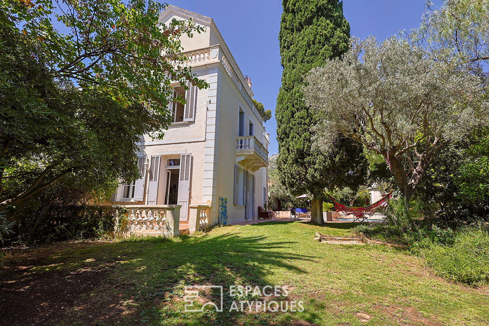 Mansion with garden and swimming pool in the city center