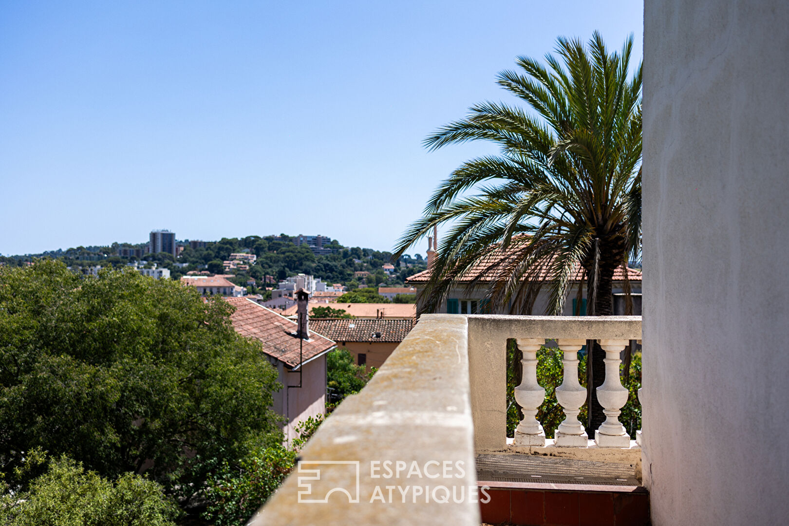 Mansion with garden and swimming pool in the city center