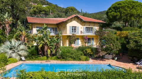 Property with 1930s charm on the heights of Rayol Canadel