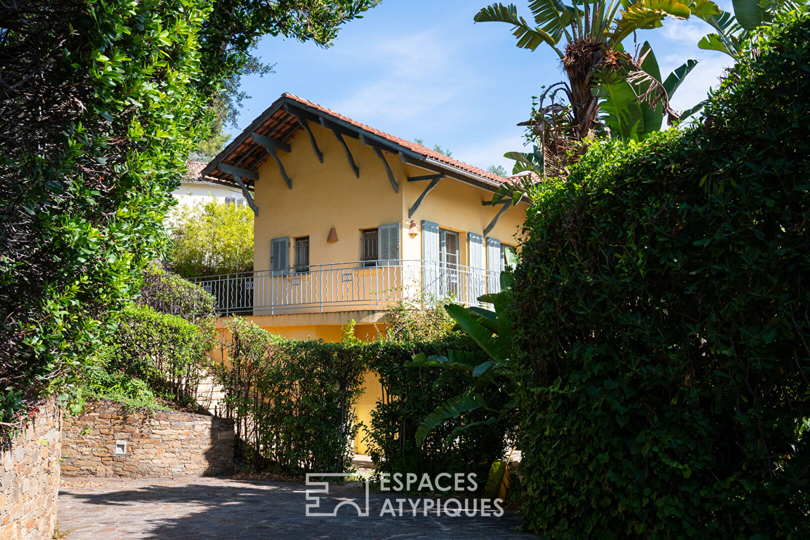 Property with 1930s charm on the heights of Rayol Canadel