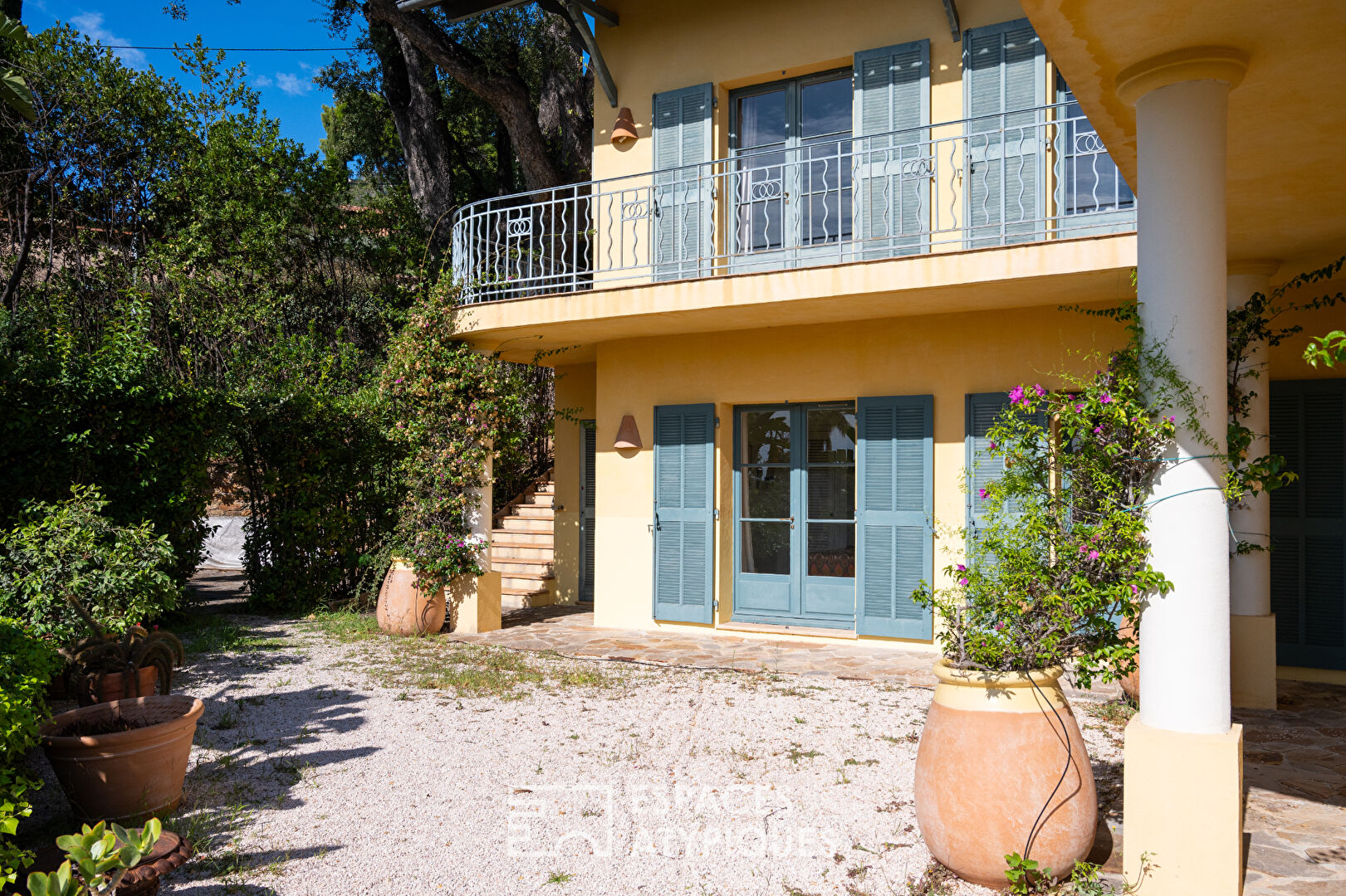 Property with 1930s charm on the heights of Rayol Canadel