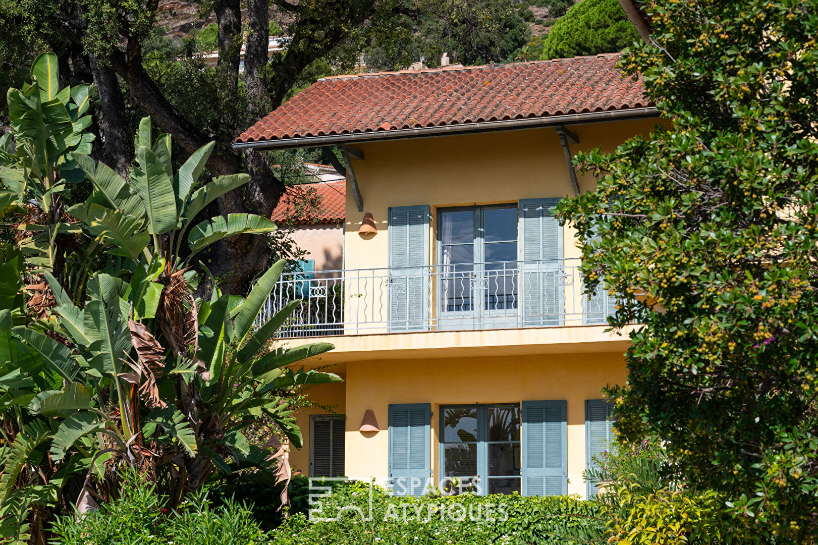 Property with 1930s charm on the heights of Rayol Canadel