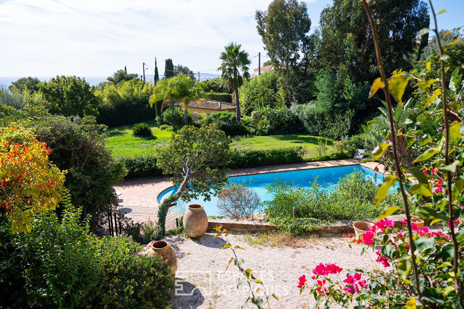 Property with 1930s charm on the heights of Rayol Canadel