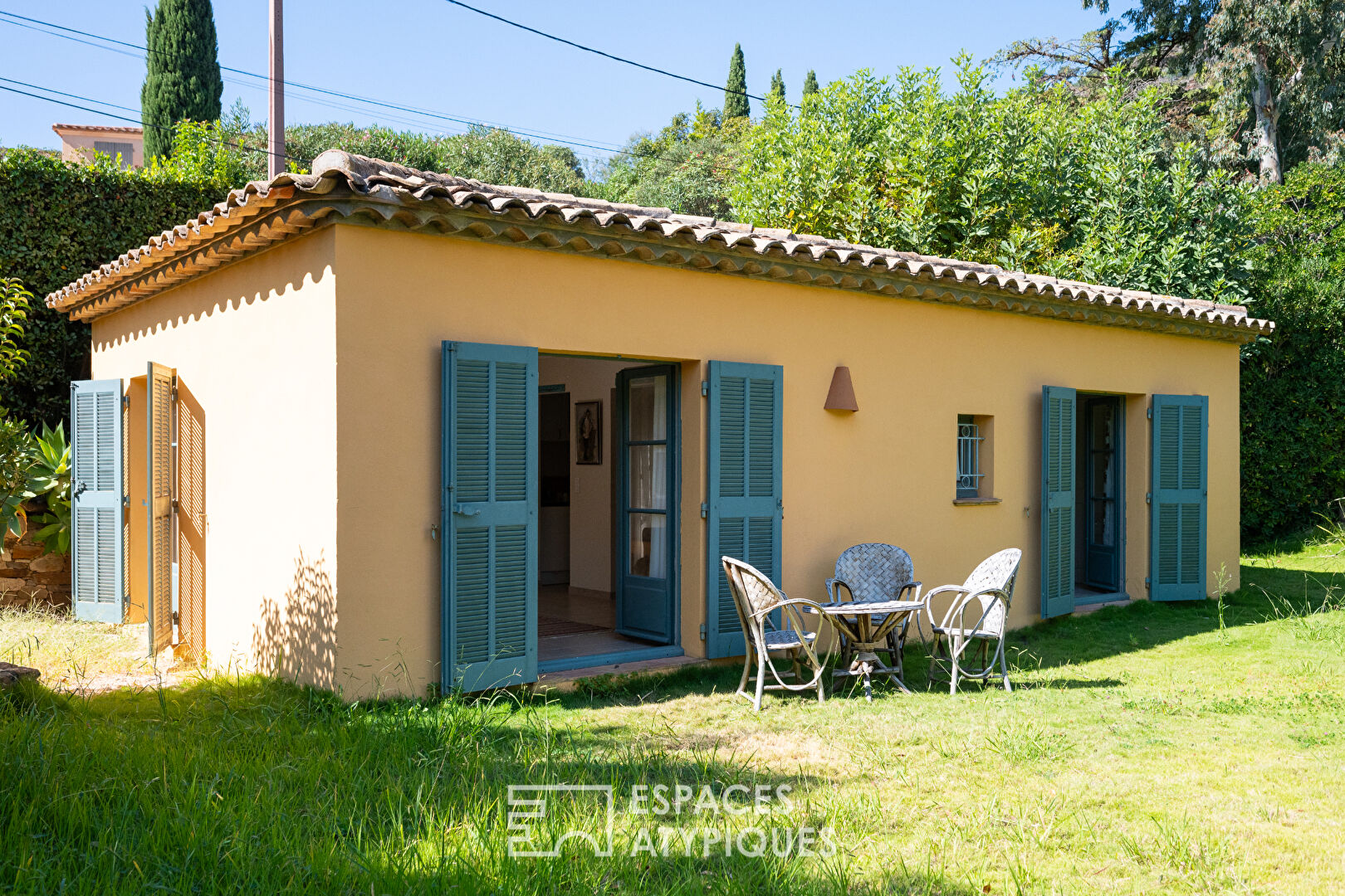 Property with 1930s charm on the heights of Rayol Canadel