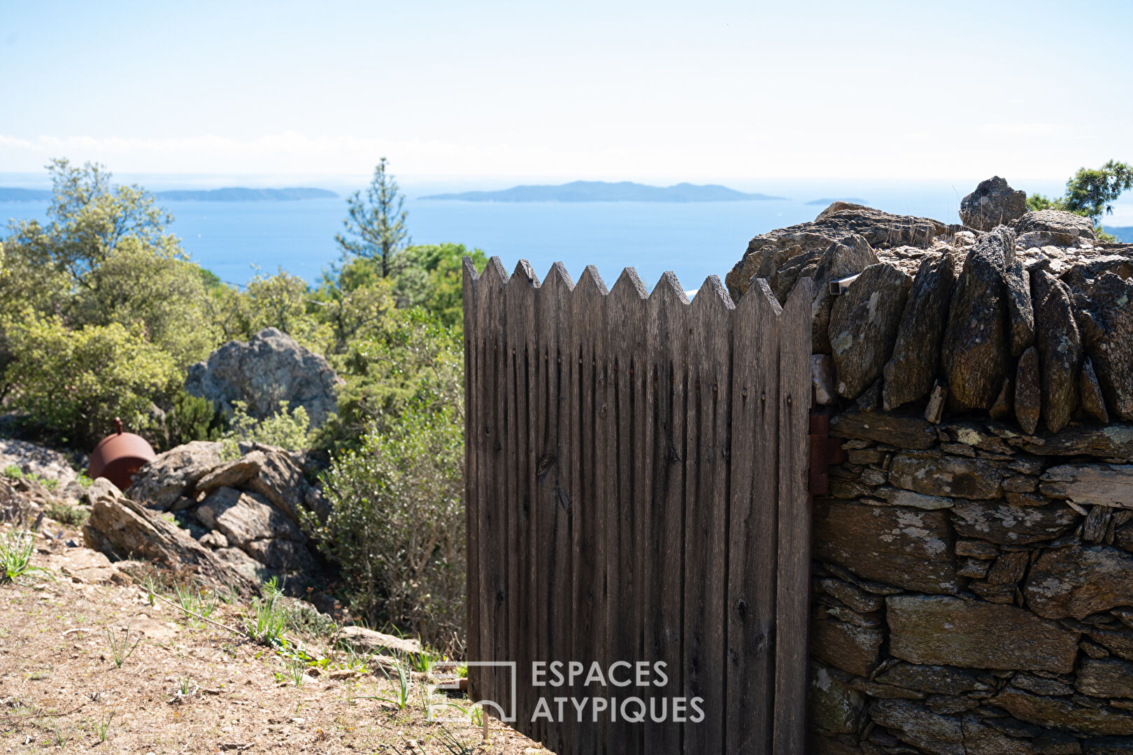 Mas en pierres et sa vue sur la mer et les iles