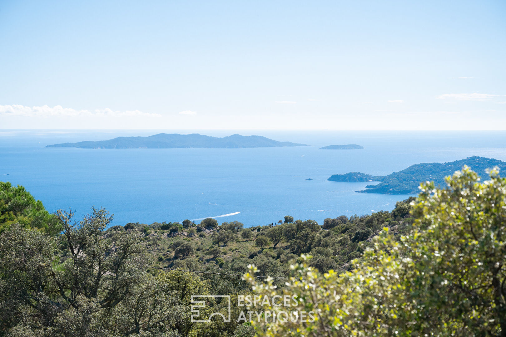 Mas en pierres et sa vue sur la mer et les iles