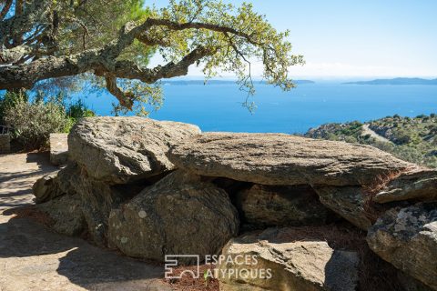 Mas en pierres et sa vue sur la mer et les iles. Le lavandou