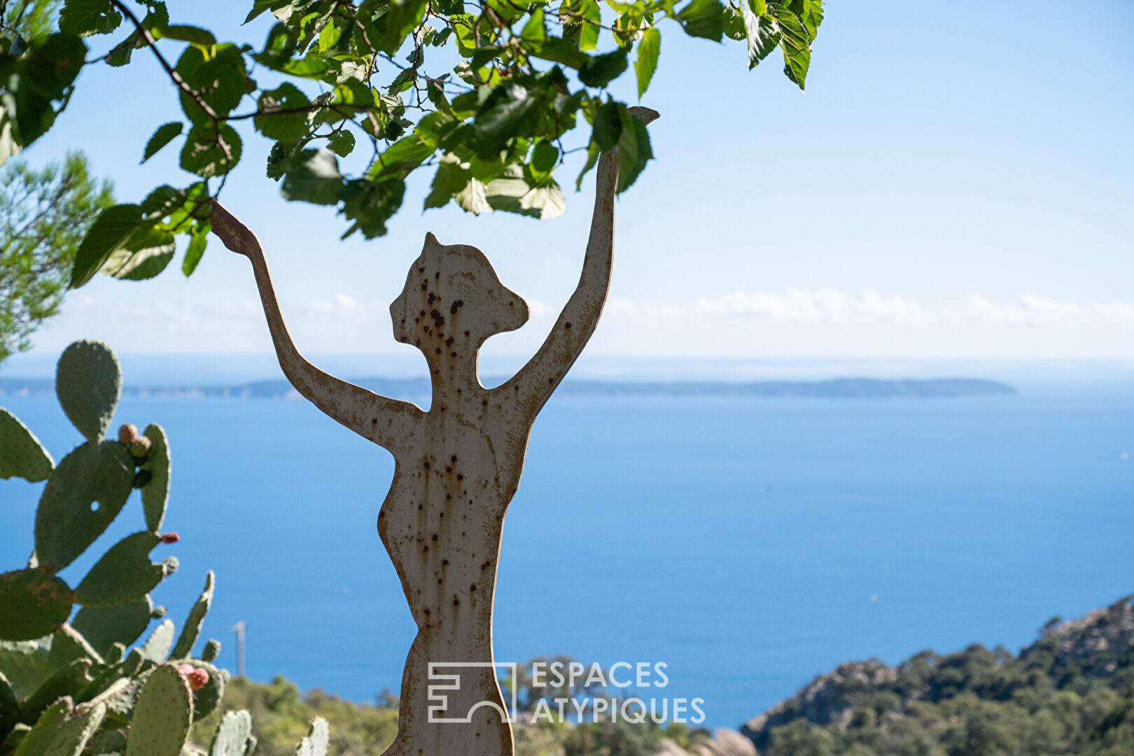 Mas en pierres et sa vue sur la mer et les iles. Le lavandou