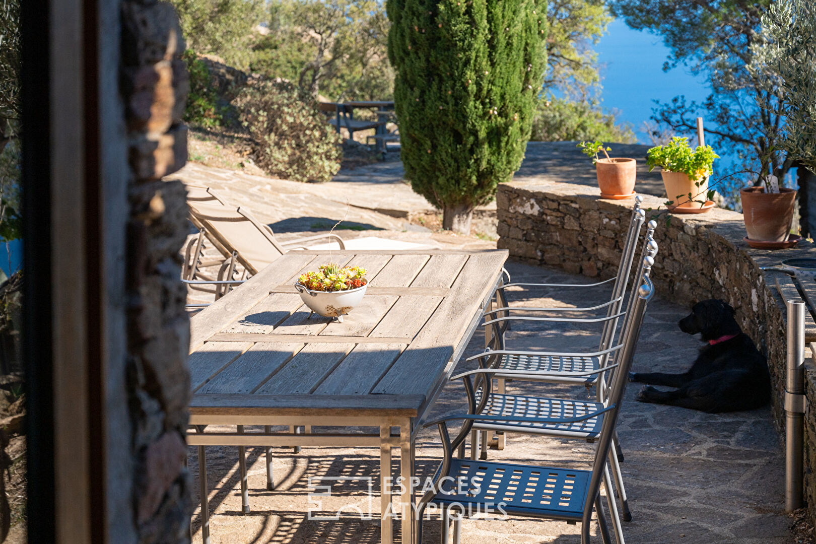 Mas en pierres et sa vue sur la mer et les iles. Le lavandou