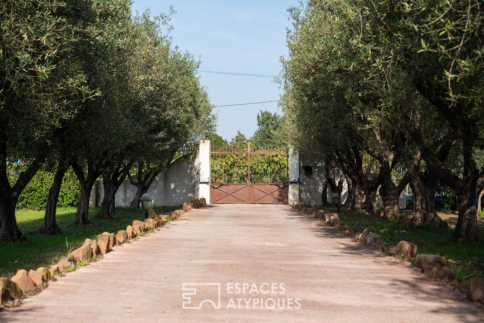 Mas provençal authentique avec piscine et terrain arboré