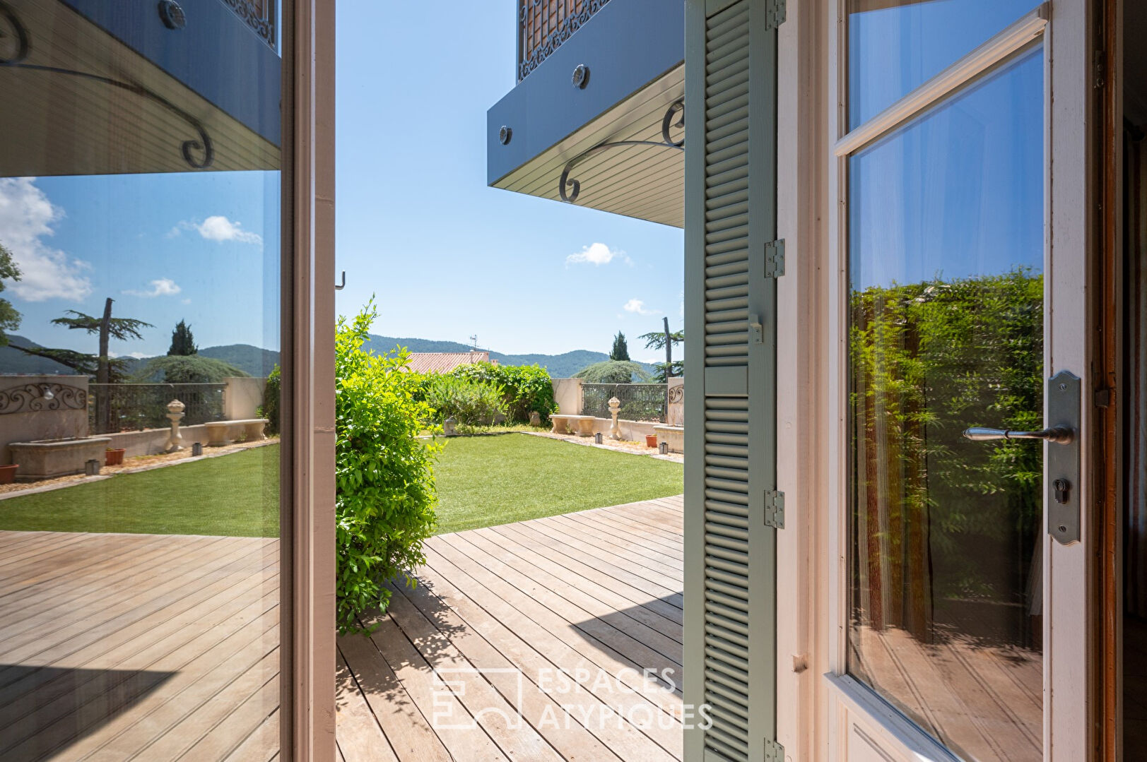 Appartement de caractère avec double-terrasse et vue dégagée à deux pas du centre ville d’Hyères