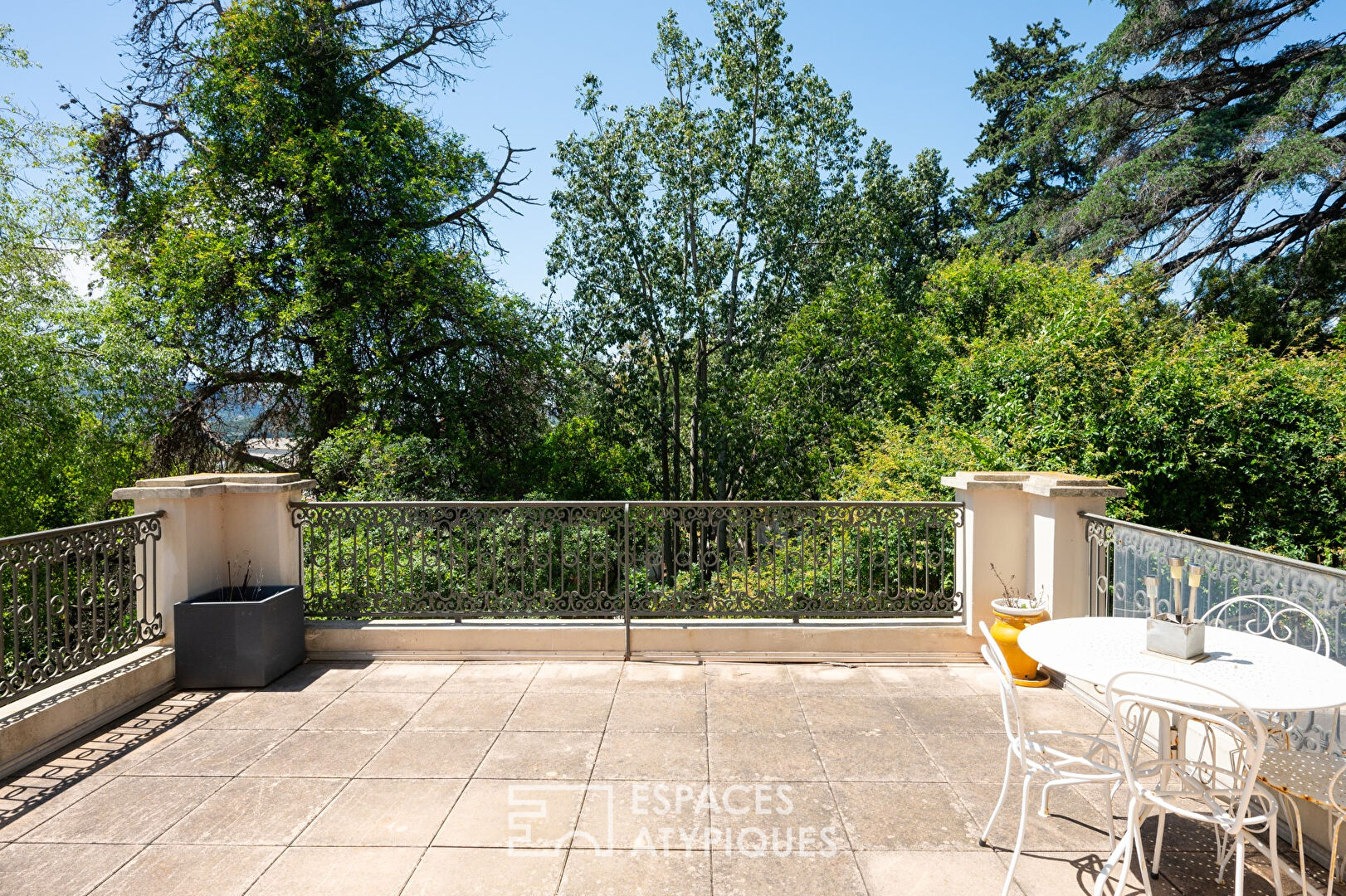 Appartement de caractère avec double-terrasse et vue dégagée à deux pas du centre ville d’Hyères