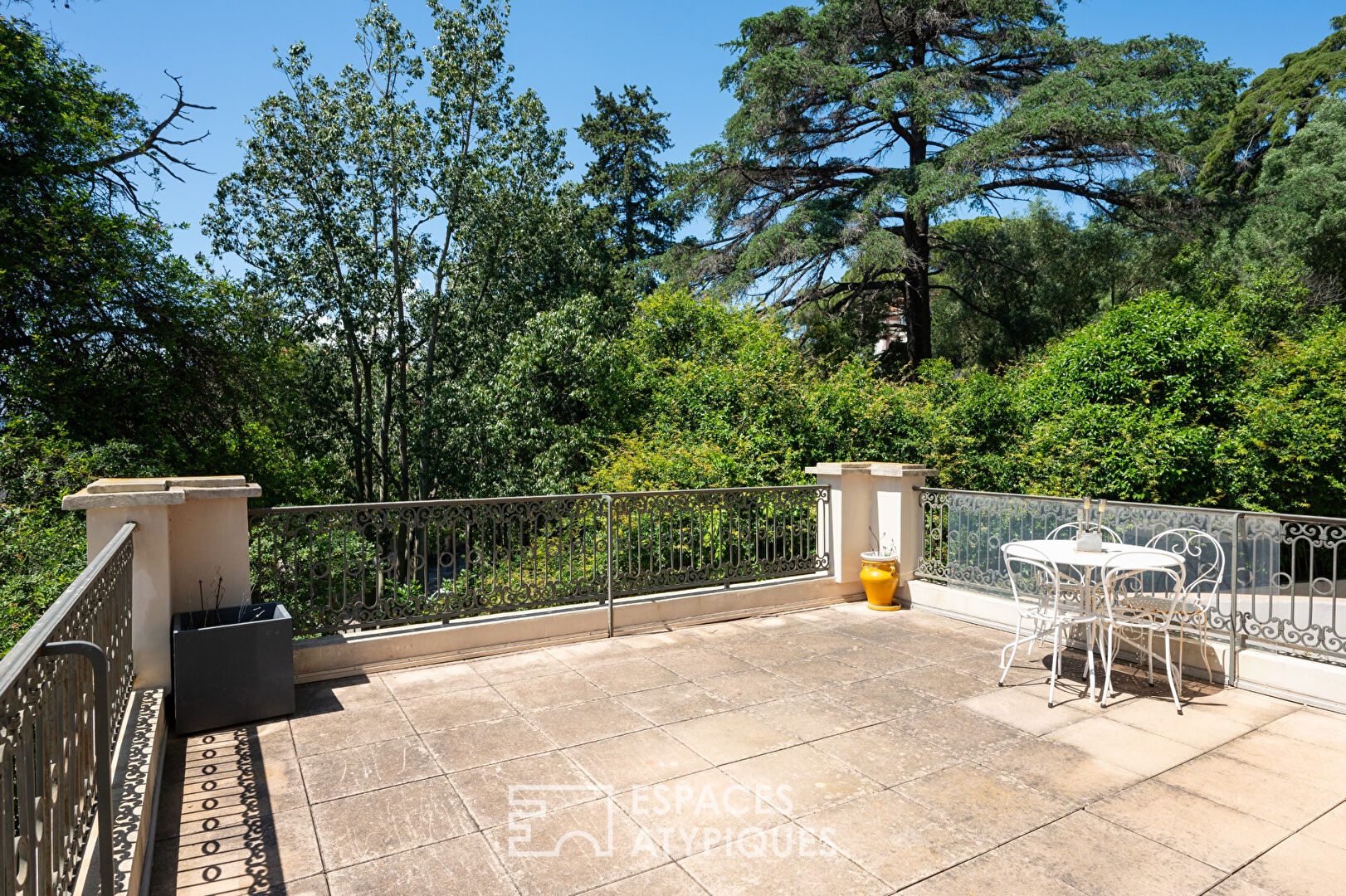 Appartement de caractère avec double-terrasse et vue dégagée à deux pas du centre ville d’Hyères