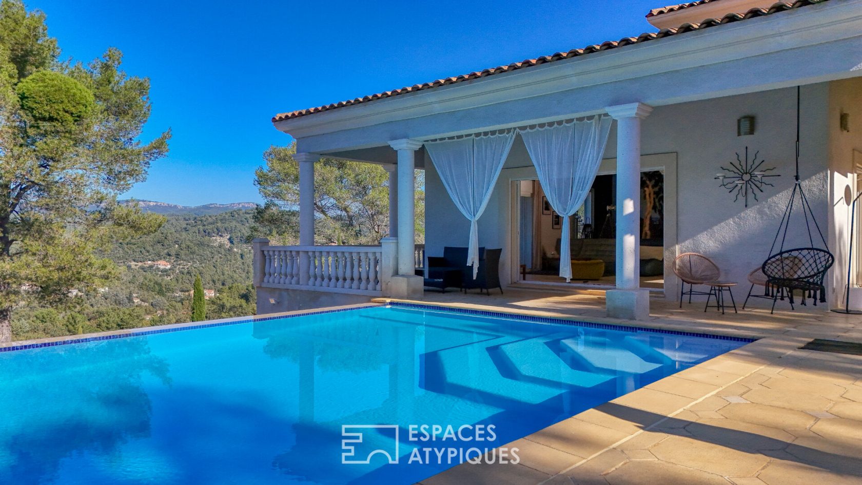 Villa contemporaine avec piscine et vue panoramique