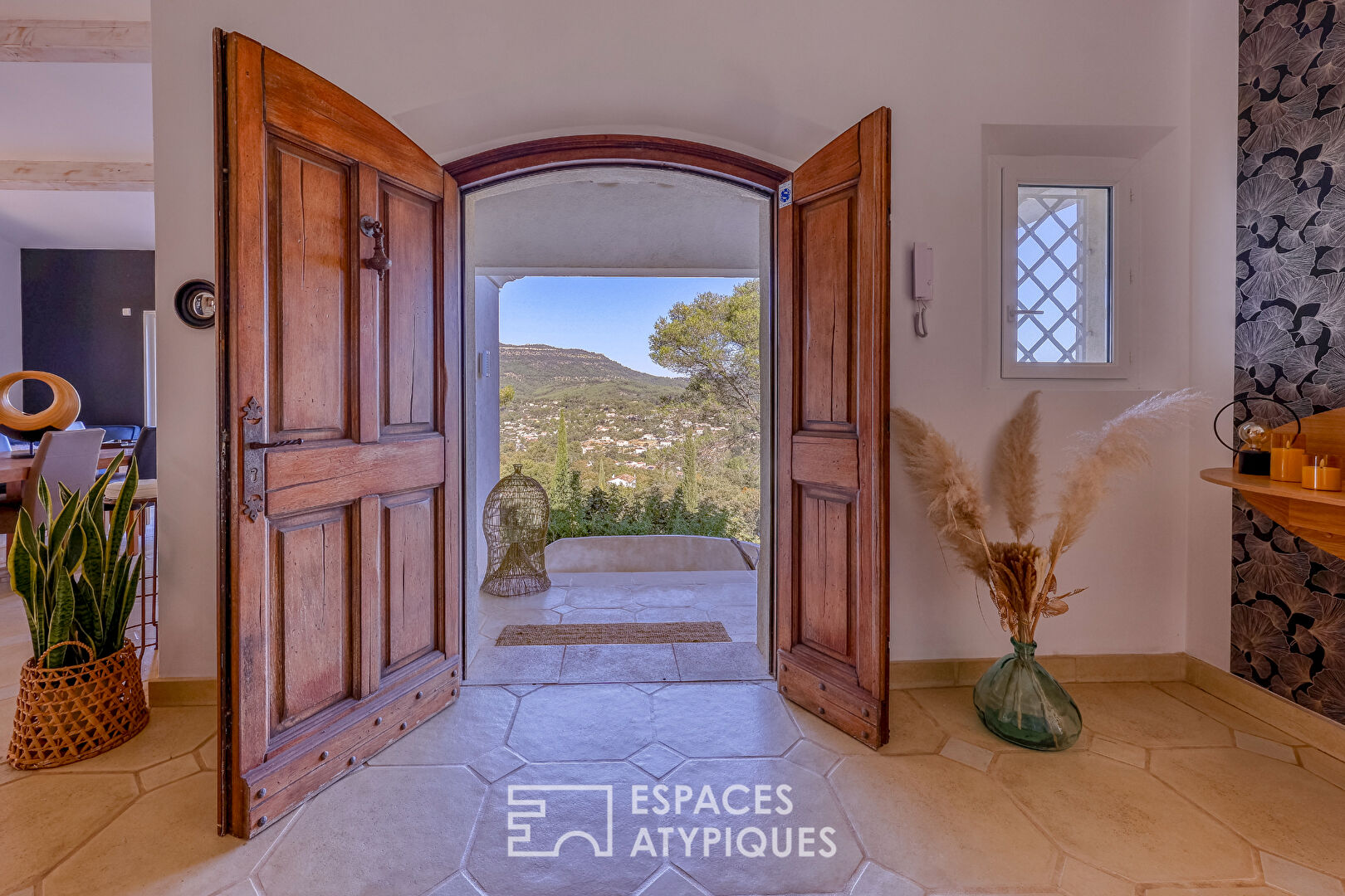 Villa contemporaine avec piscine et vue panoramique