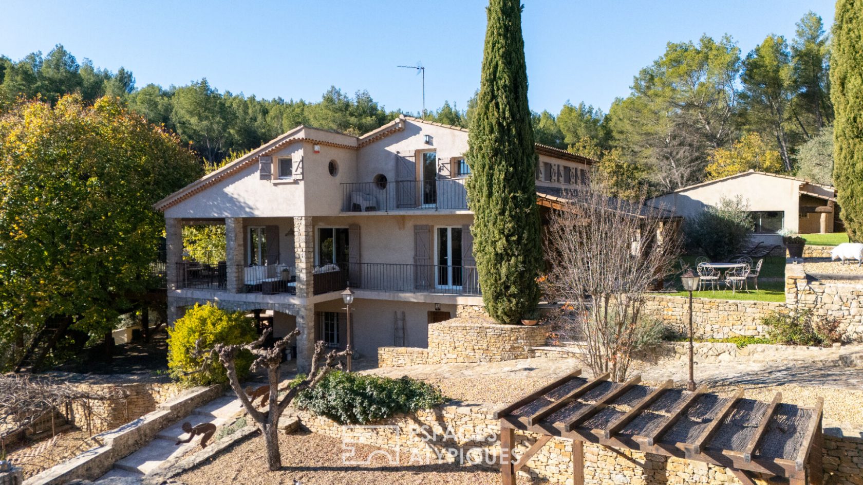 Propriété de caractère avec jardin et dépendances