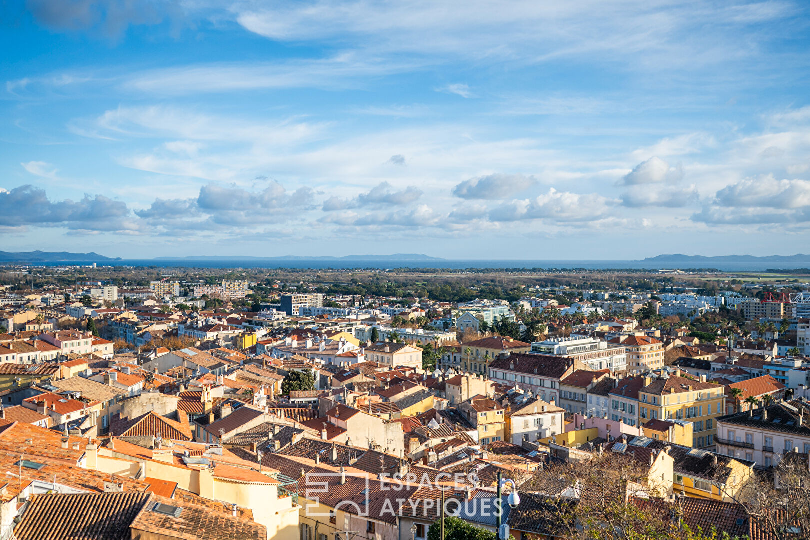 Apartment in the historic center of Hyères with a distant sea view