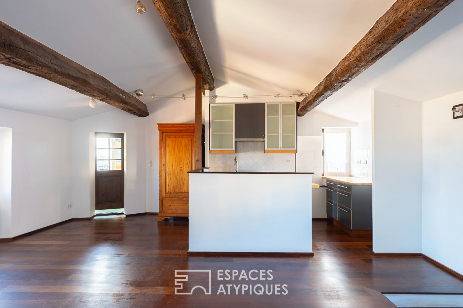 Apartment in the historic center of Hyères with a distant sea view