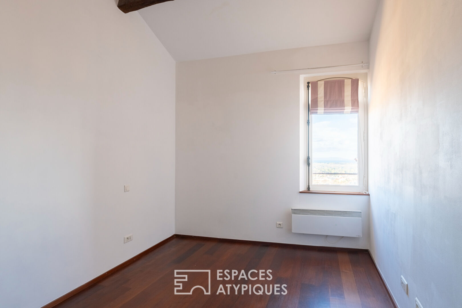 Apartment in the historic center of Hyères with a distant sea view