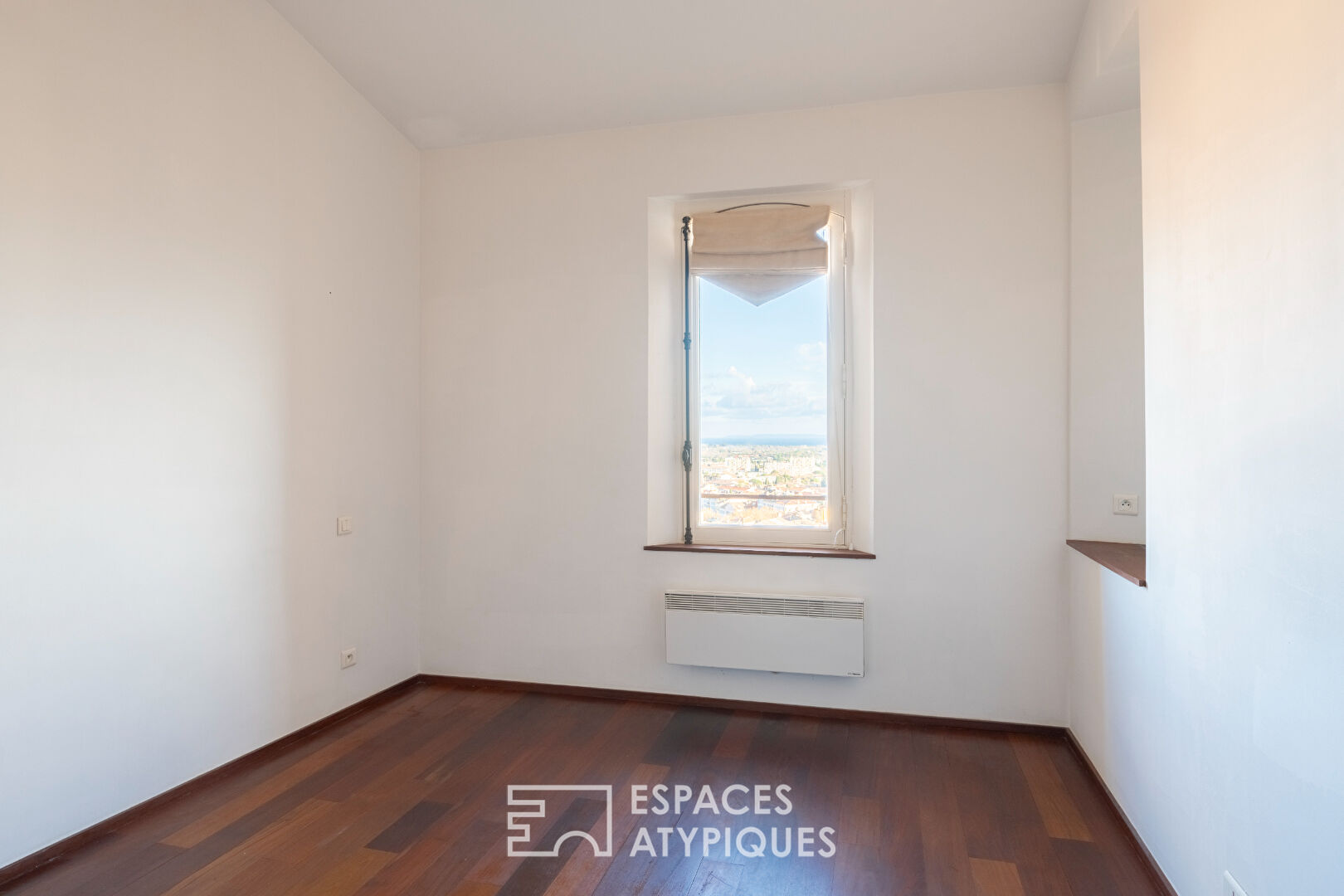 Apartment in the historic center of Hyères with a distant sea view