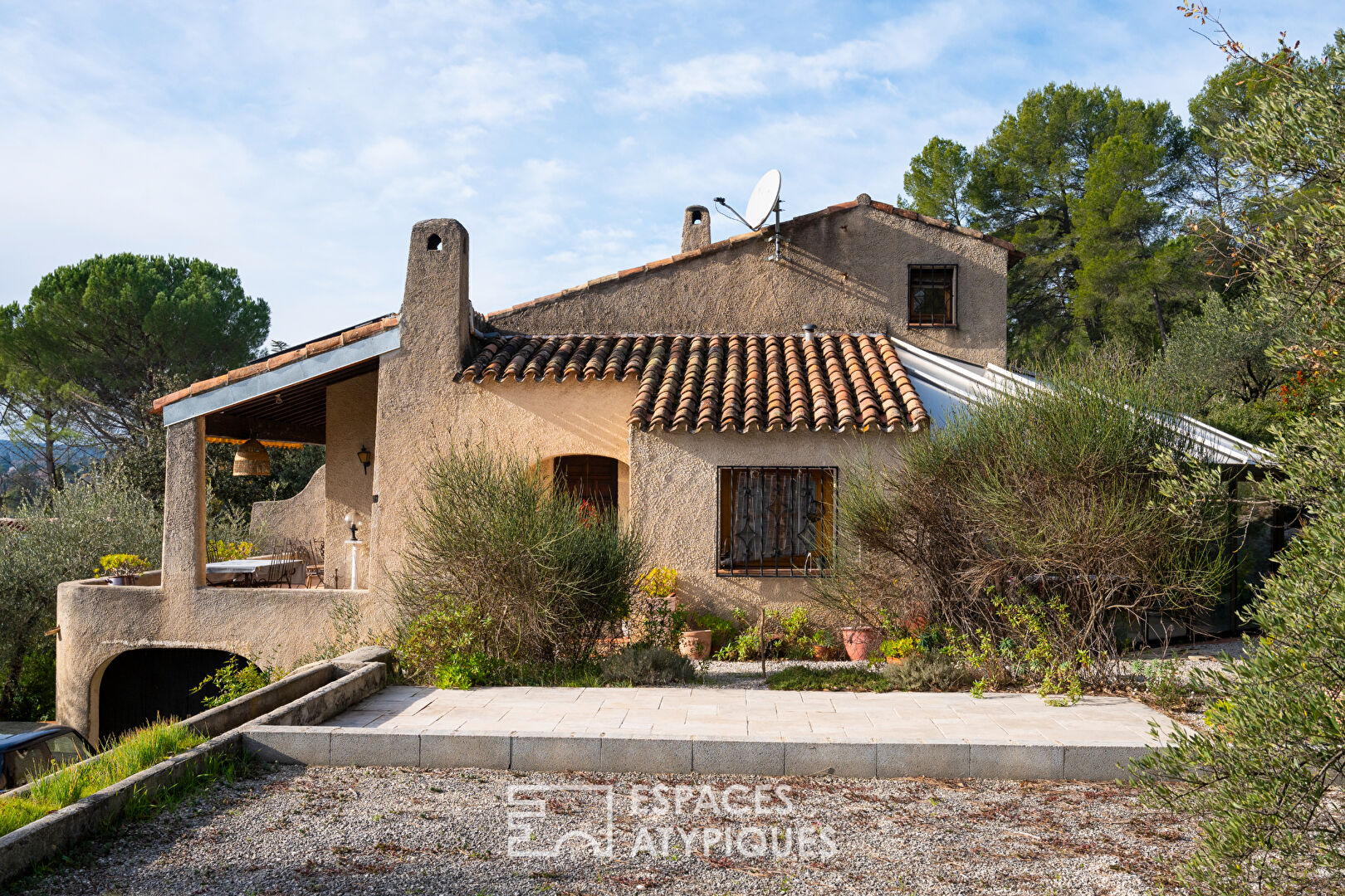 Maison d’architecte avec piscine et oliveraie