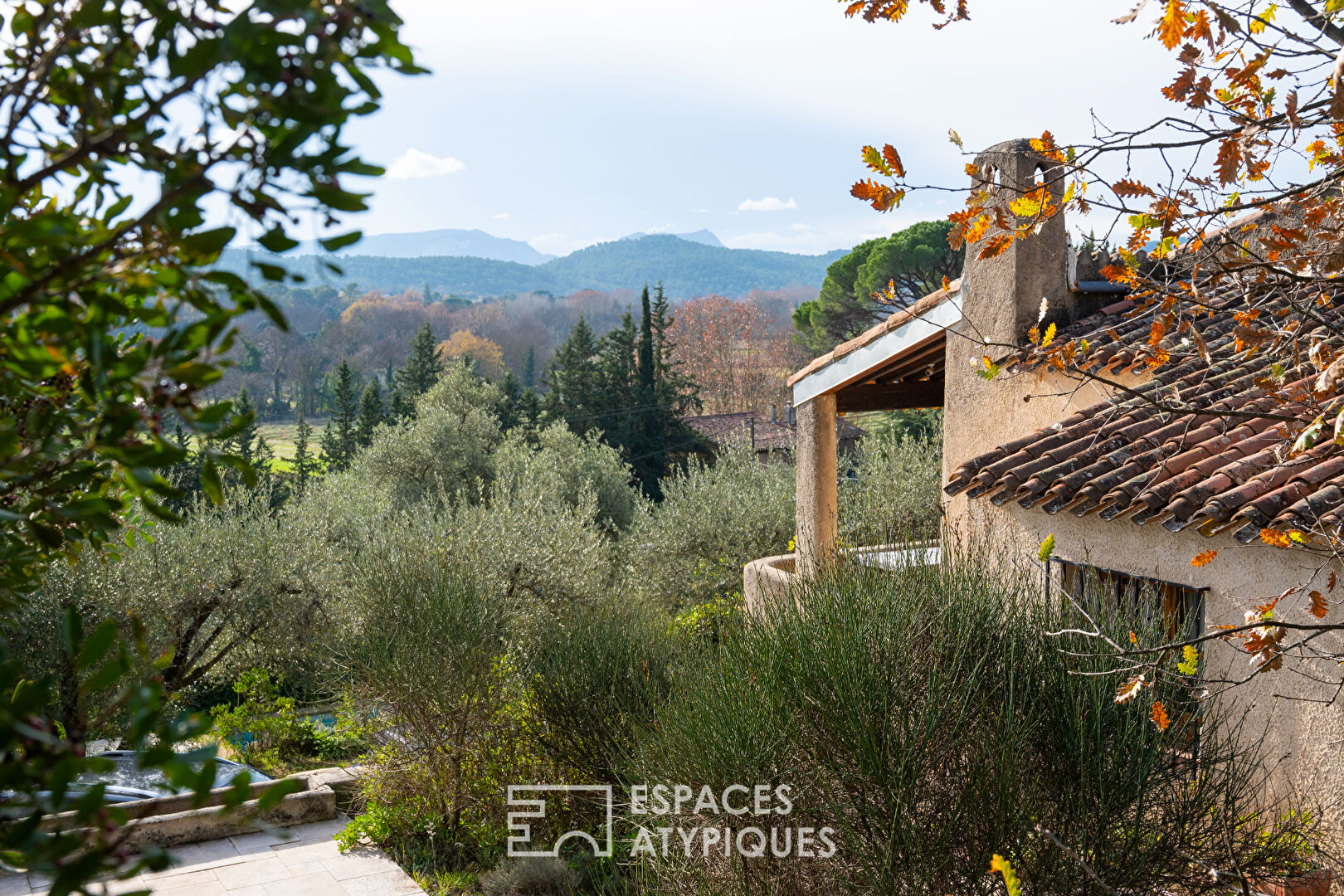 Maison d’architecte avec piscine et oliveraie