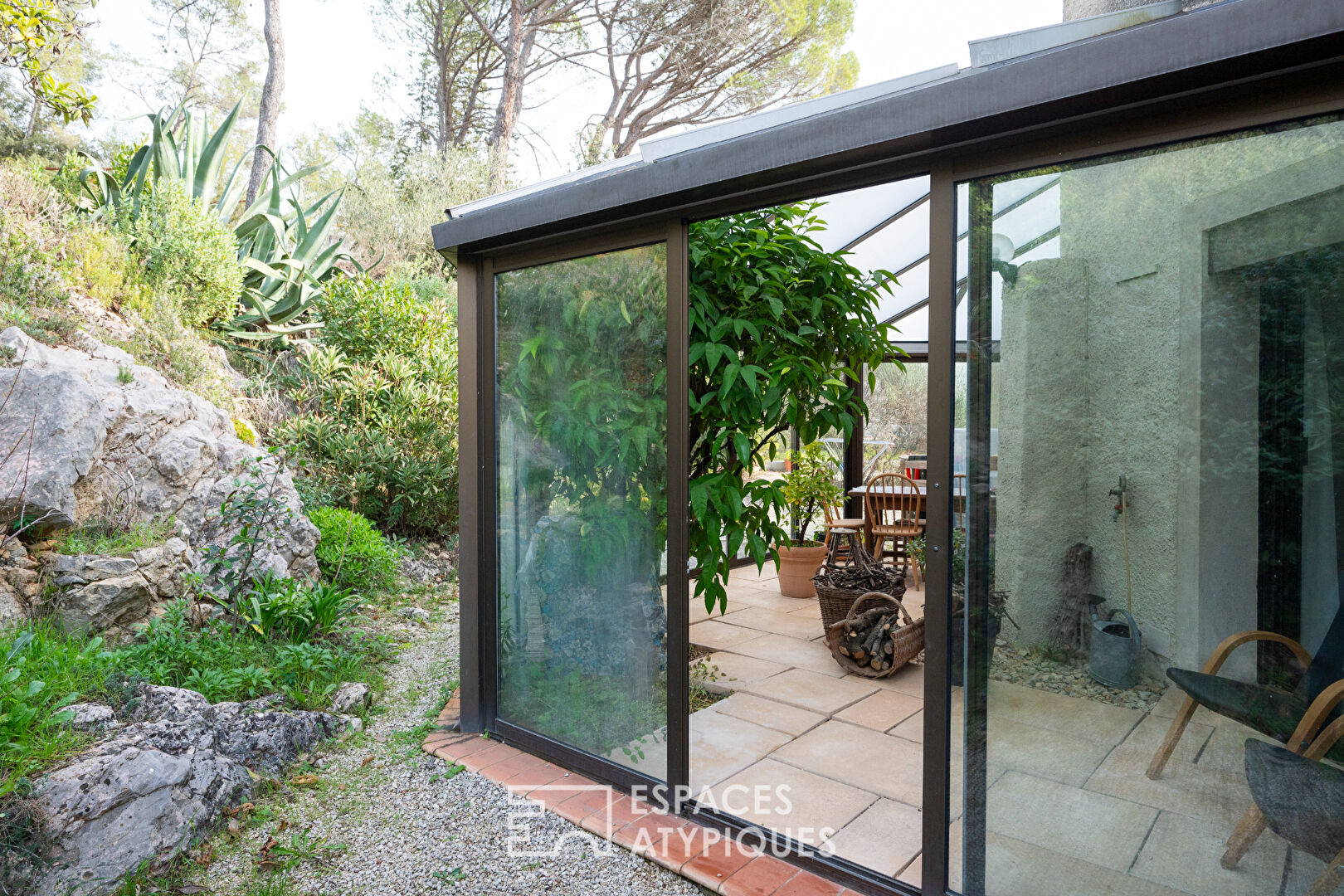 Maison d’architecte avec piscine et oliveraie