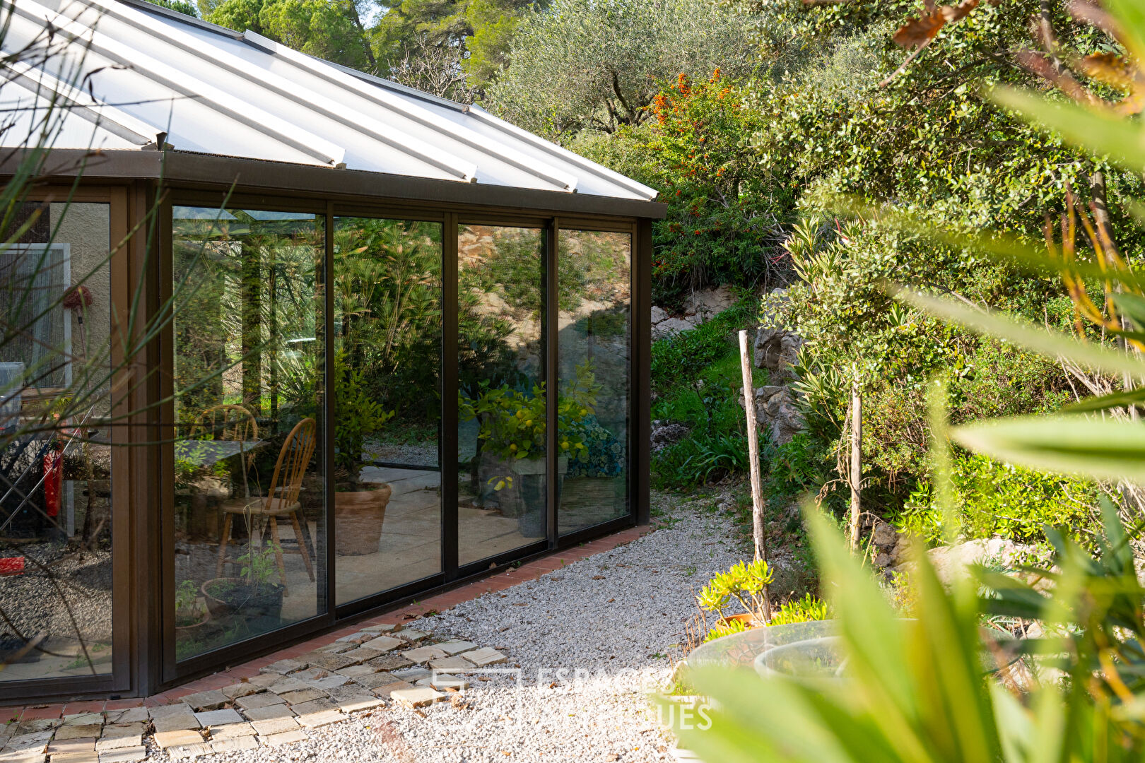 Architect’s house with swimming pool and olive grove between Cotignac and Brignoles