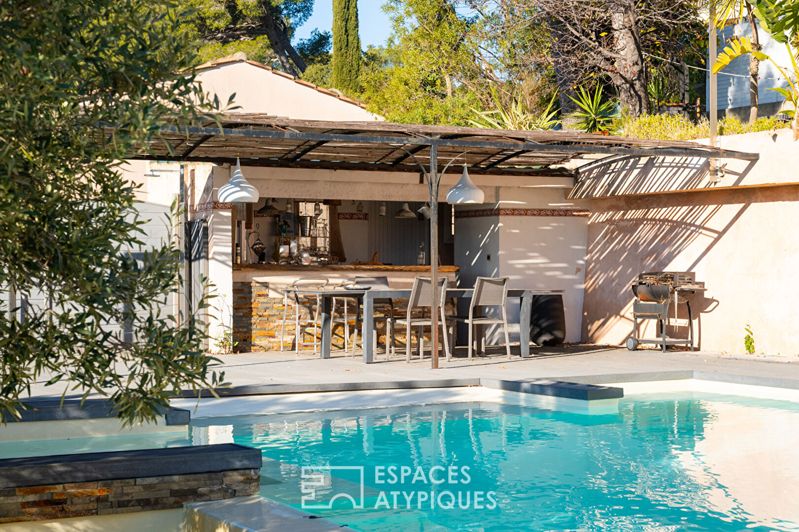 Maison esprit bastide réhabilitée avec piscine