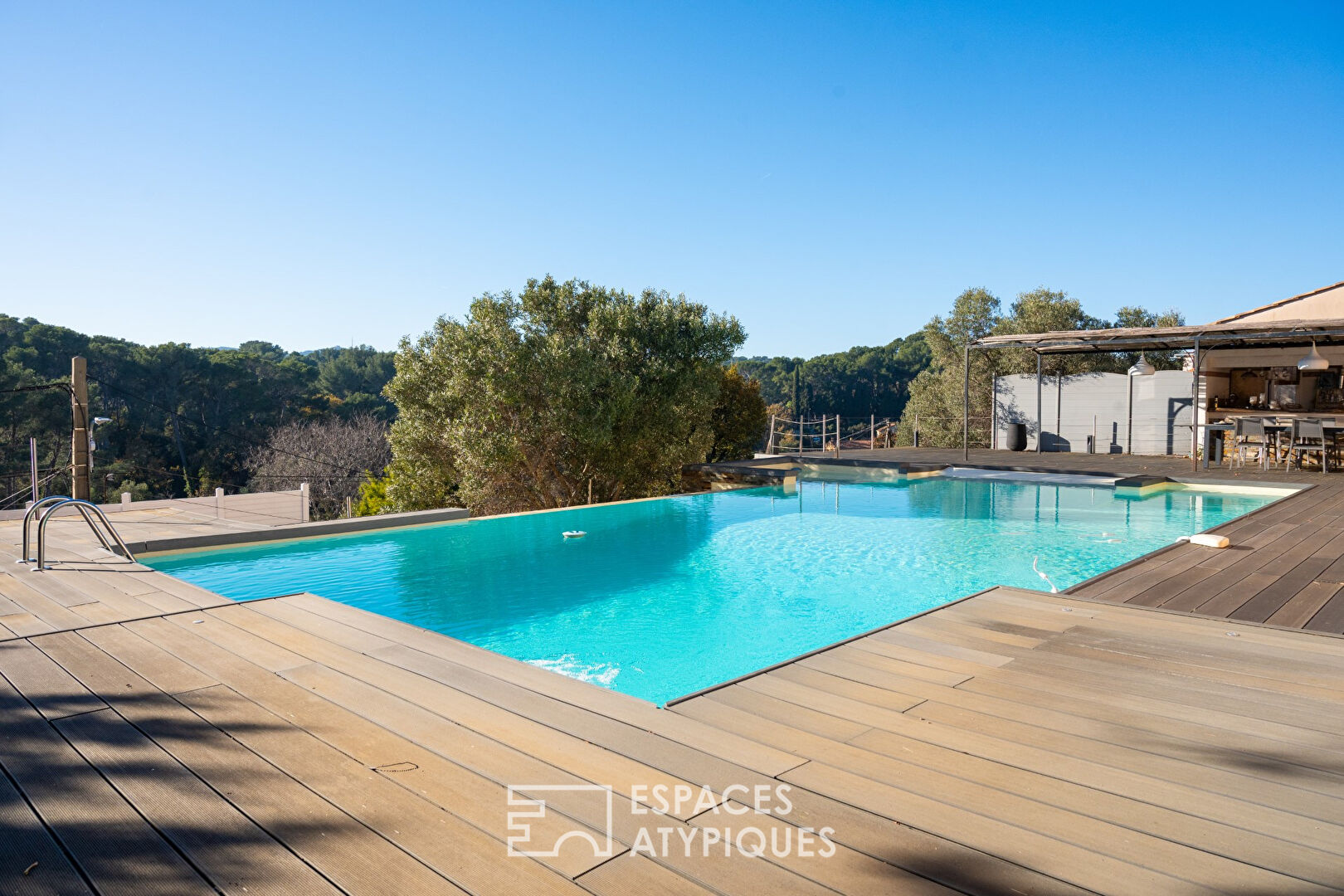 Maison esprit bastide réhabilitée avec piscine