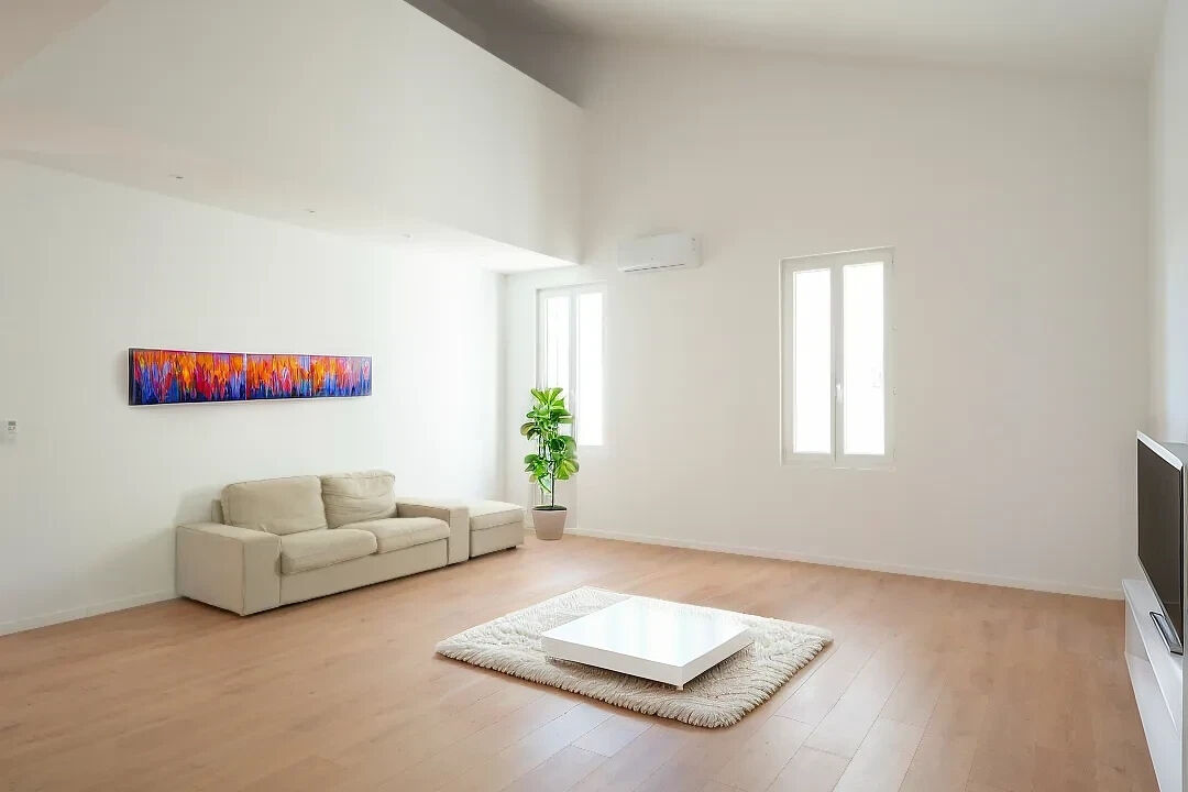 Esprit loft pour ce duplex avec terrasse en dernier étage à Hyères