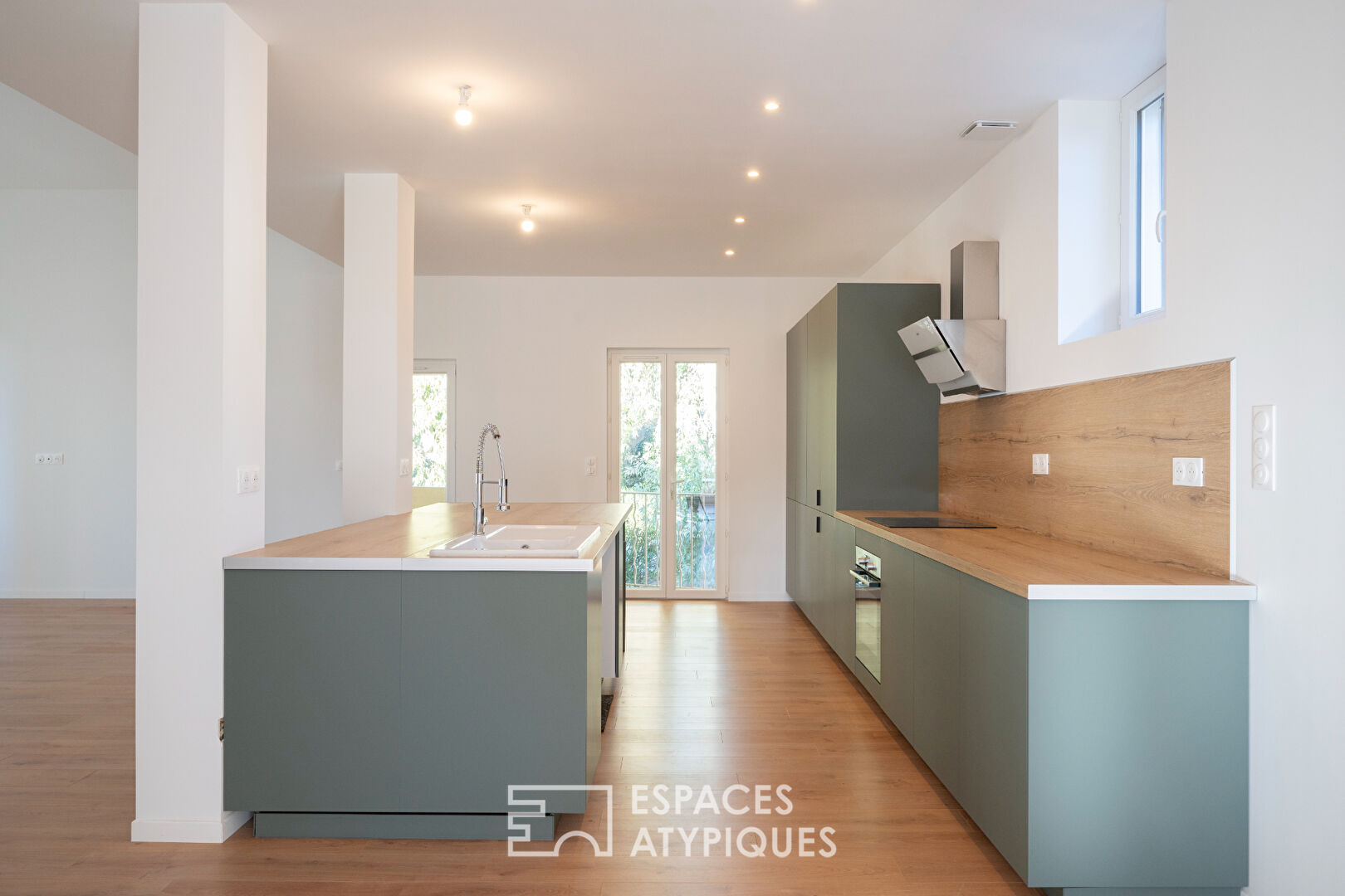 Loft spirit for this duplex with terrace on the top floor in Hyères