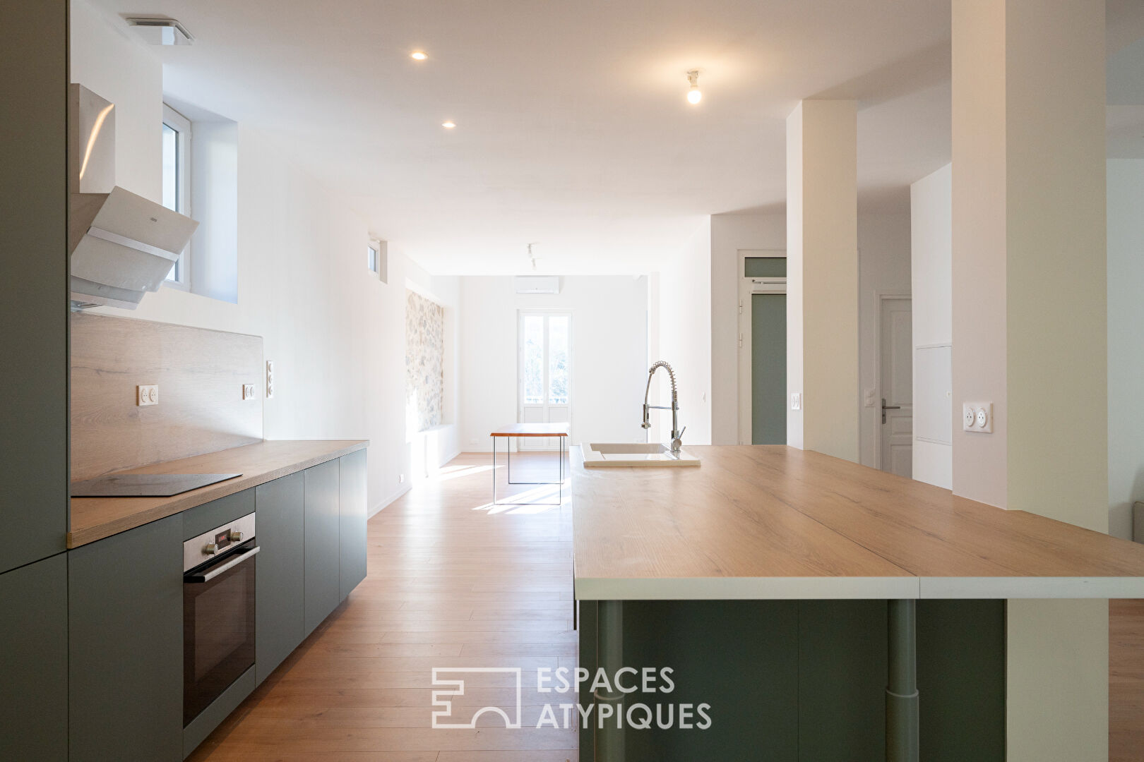 Loft spirit for this duplex with terrace on the top floor in Hyères