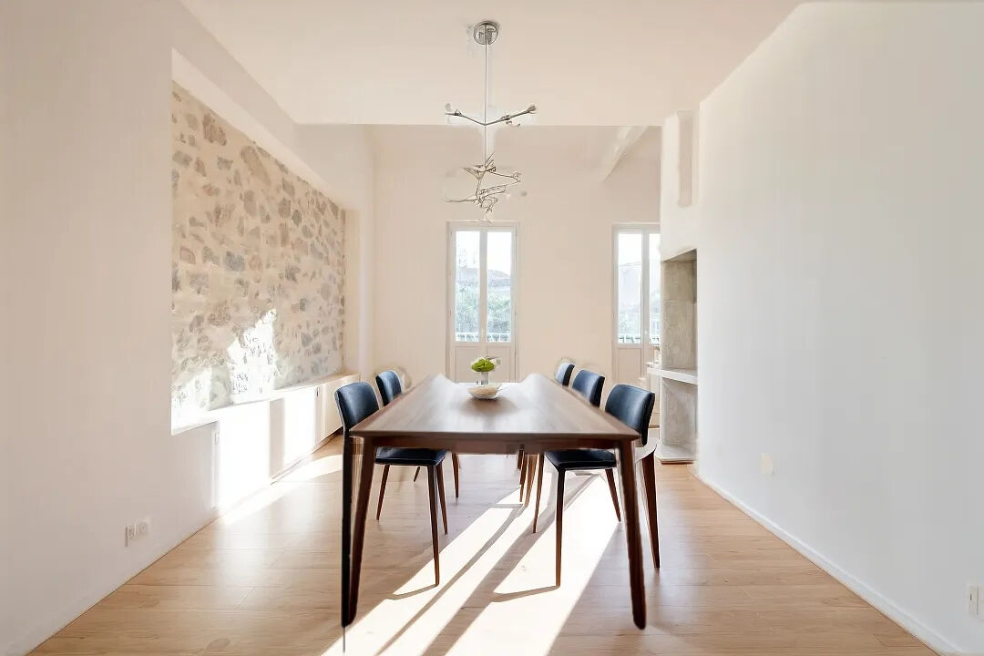 Esprit loft pour ce duplex avec terrasse en dernier étage à Hyères