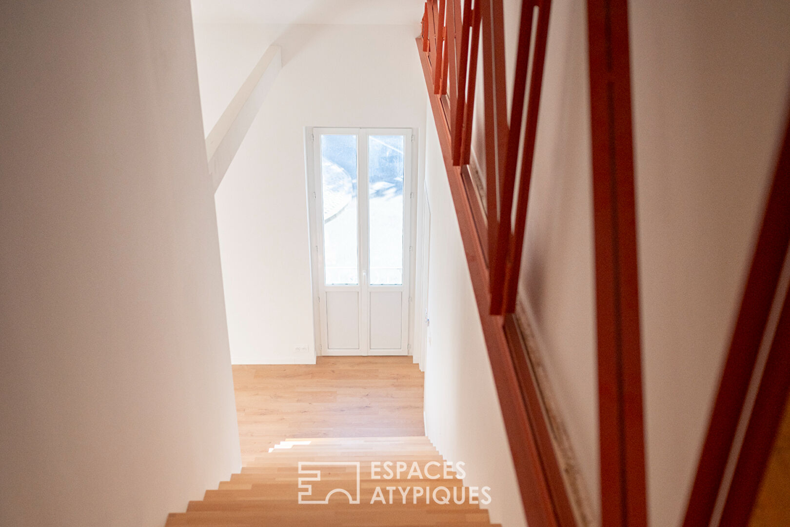 Loft spirit for this duplex with terrace on the top floor in Hyères