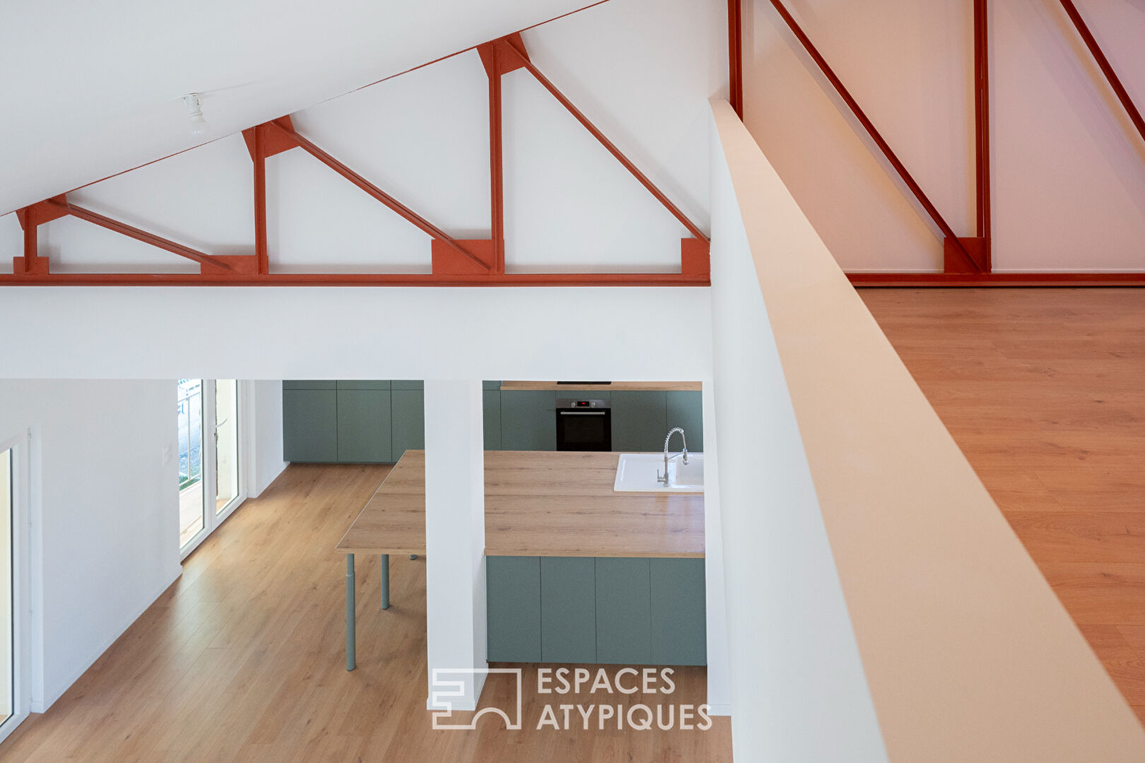 Loft spirit for this duplex with terrace on the top floor in Hyères