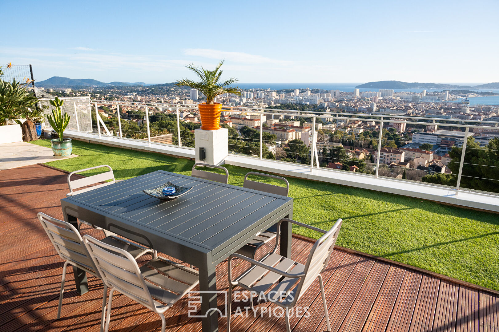 Superb sea view for this exceptional apartment on the heights of Toulon