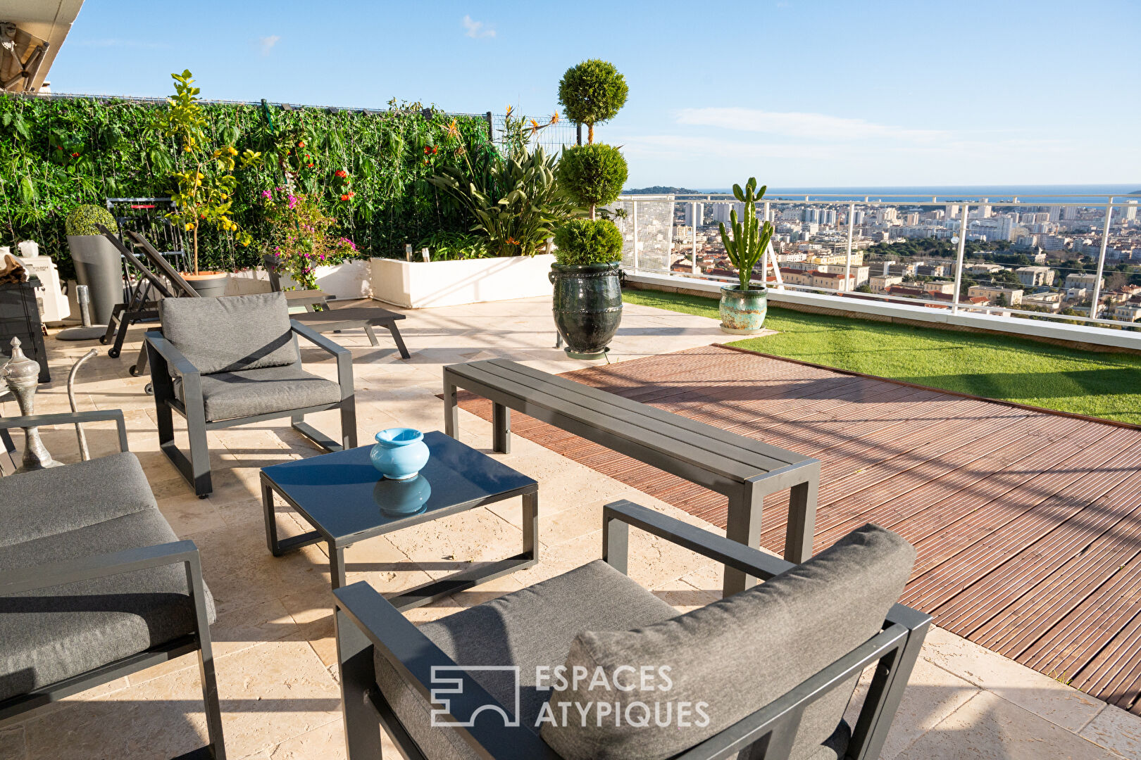 Superb sea view for this exceptional apartment on the heights of Toulon