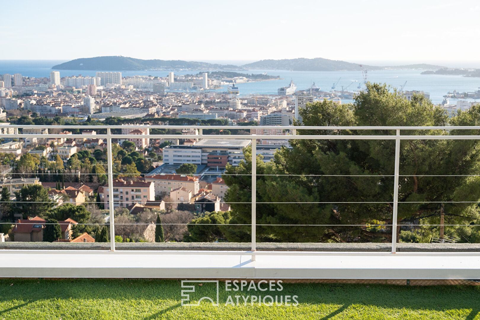 Superb sea view for this exceptional apartment on the heights of Toulon