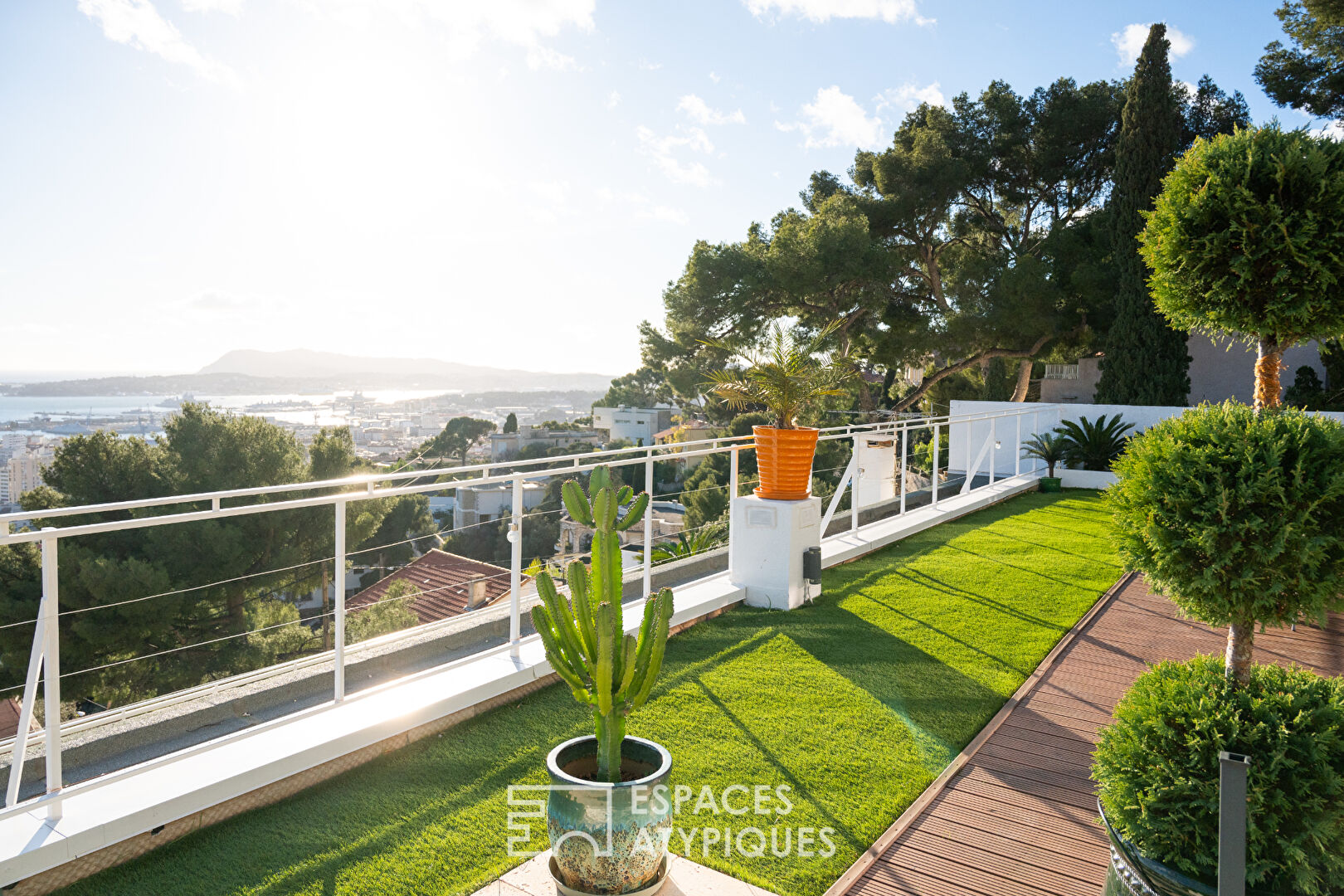 Superb sea view for this exceptional apartment on the heights of Toulon