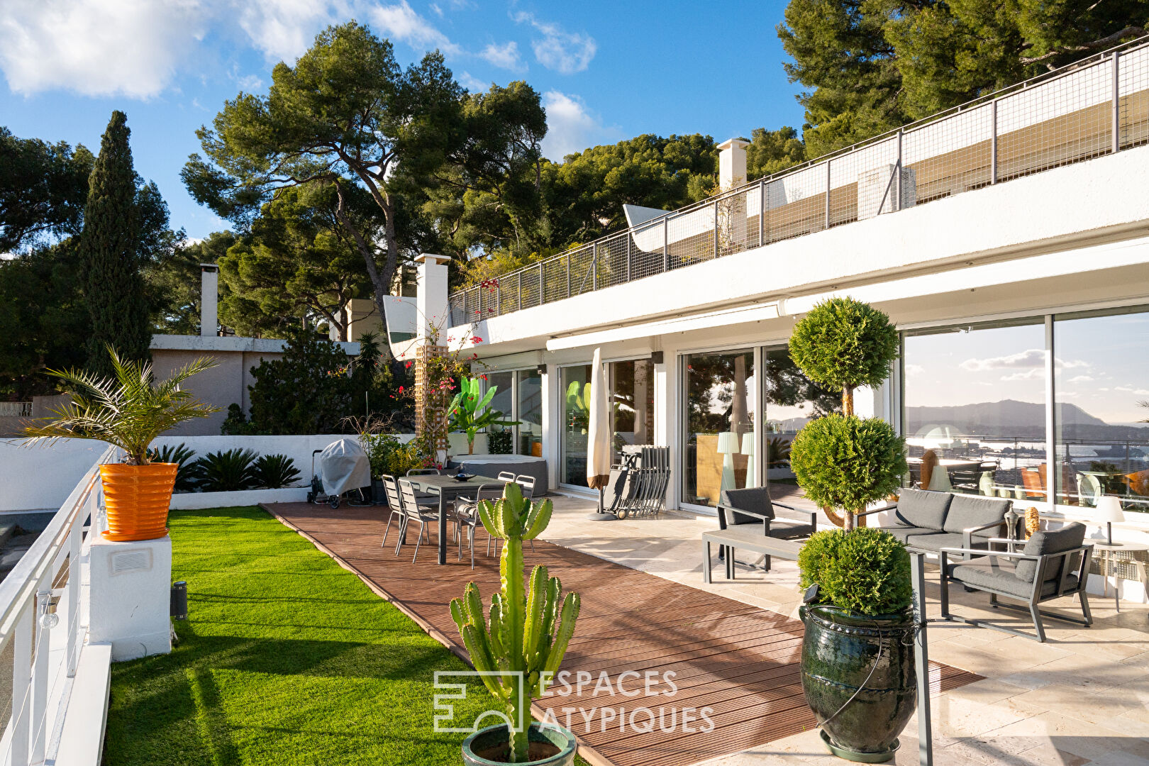 Superb sea view for this exceptional apartment on the heights of Toulon