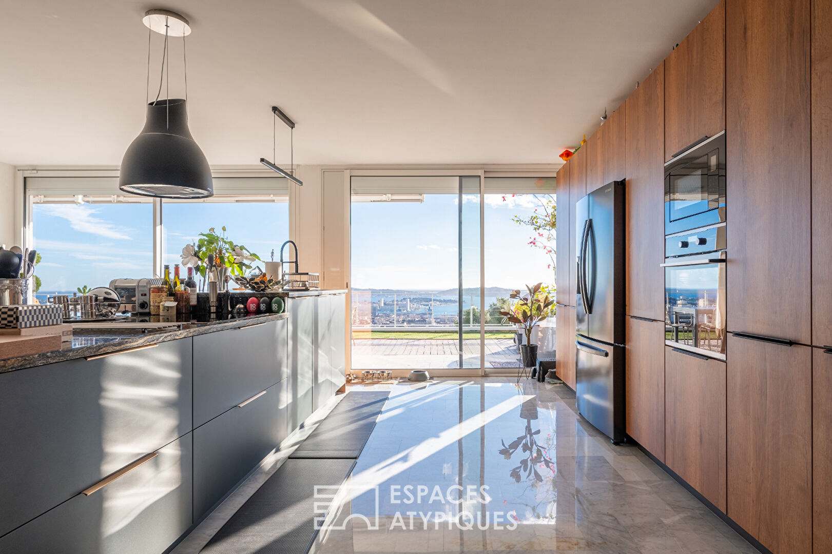 Superb sea view for this exceptional apartment on the heights of Toulon